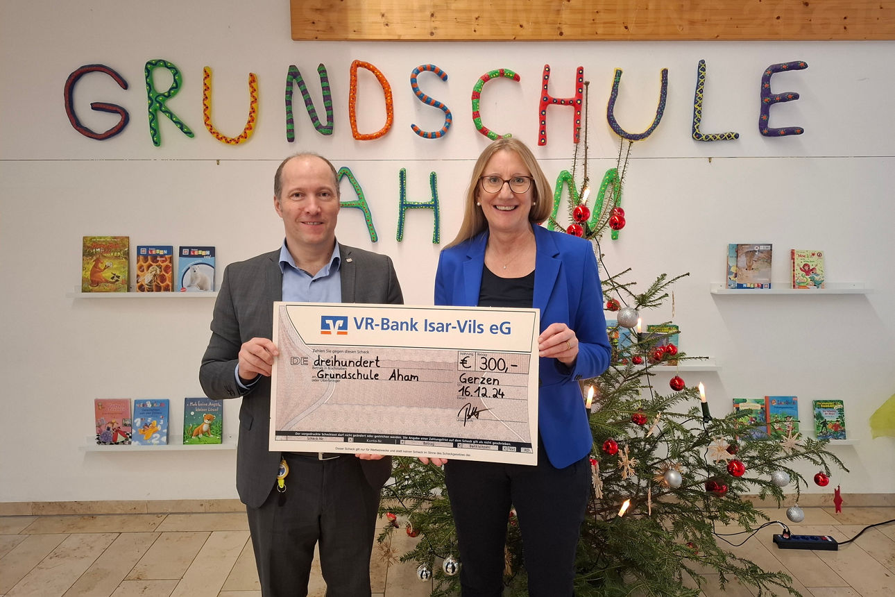 Spendenübergabe an die Grundschule Aham