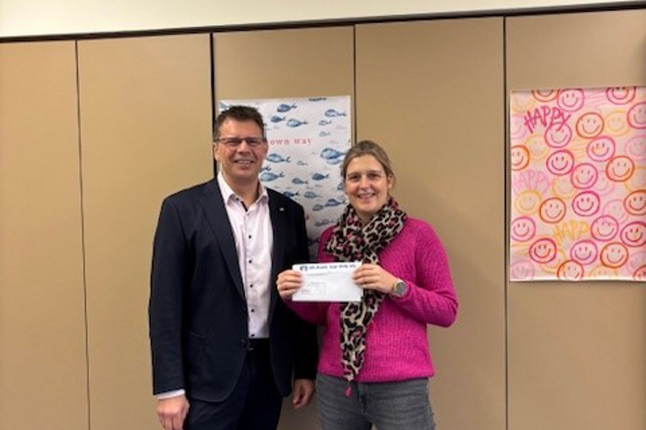 Ein Herr und eine Frau lächeln in die Kamera