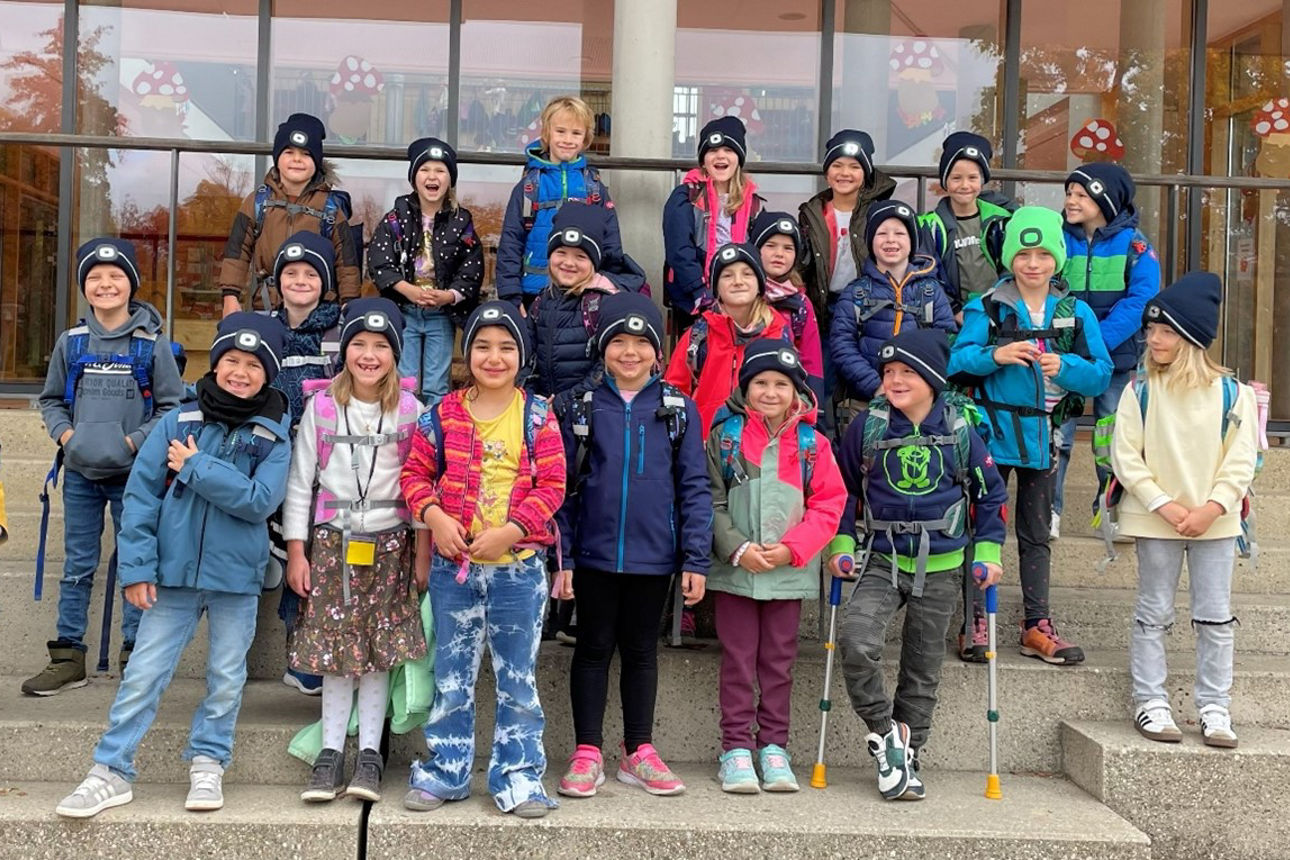 Kinder der Grundschule in Hemau mit ihren blauen LED-Mützen