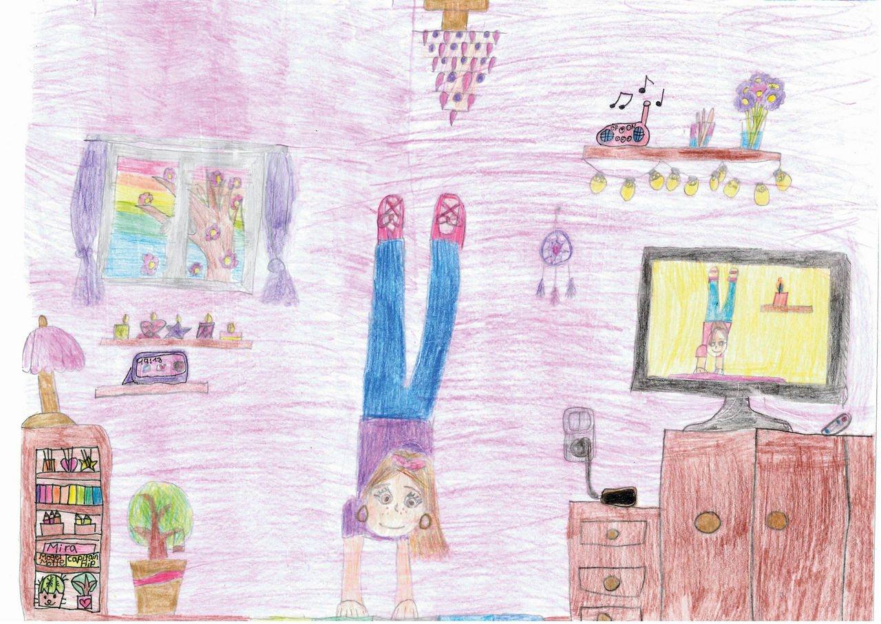 Mädchen in Kinderzimmer lernt Handstand mit Darstellung auf ihrem Bildschirm