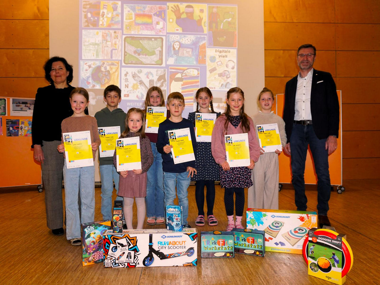 Gruppe von Kindern mit ihrer Lehrerin