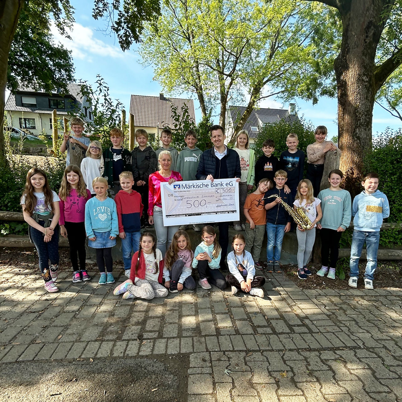 Scheckübergabe mit gesamter Grundschulklasse