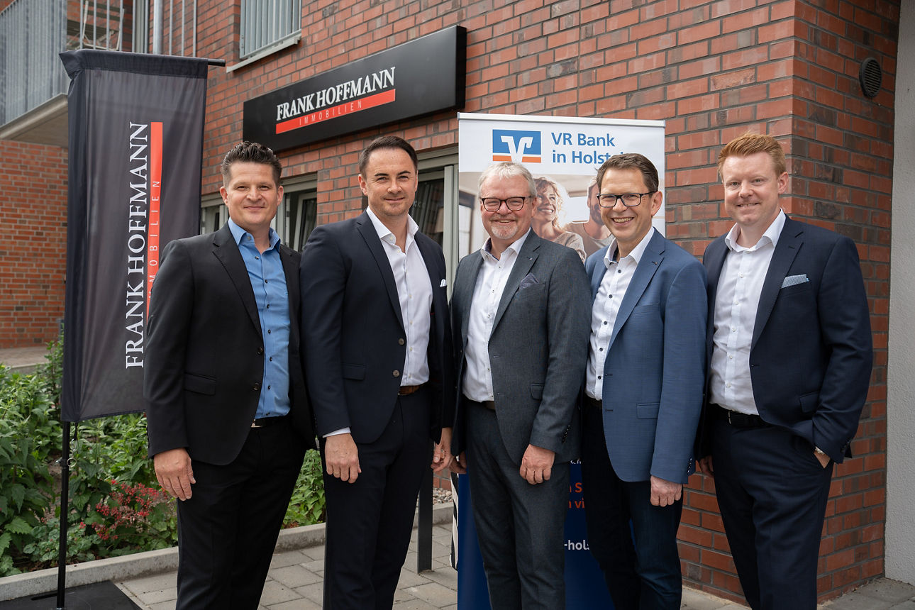 Gruppenfoto Frank Hoffmann Immobilien und VR Bank in Holstein