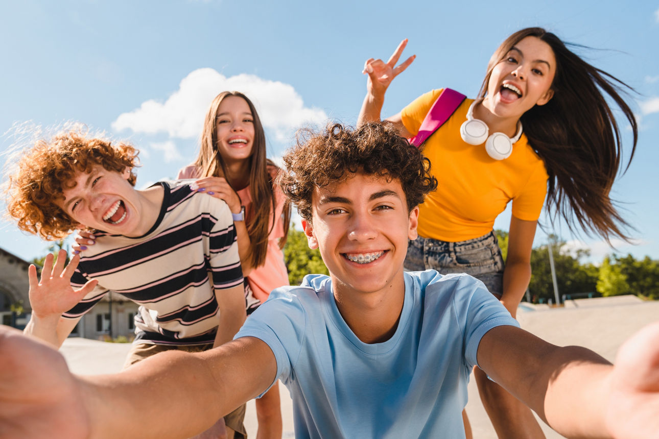 Gruppe Jugendliche machen draußen im Skatepark ein Selfie