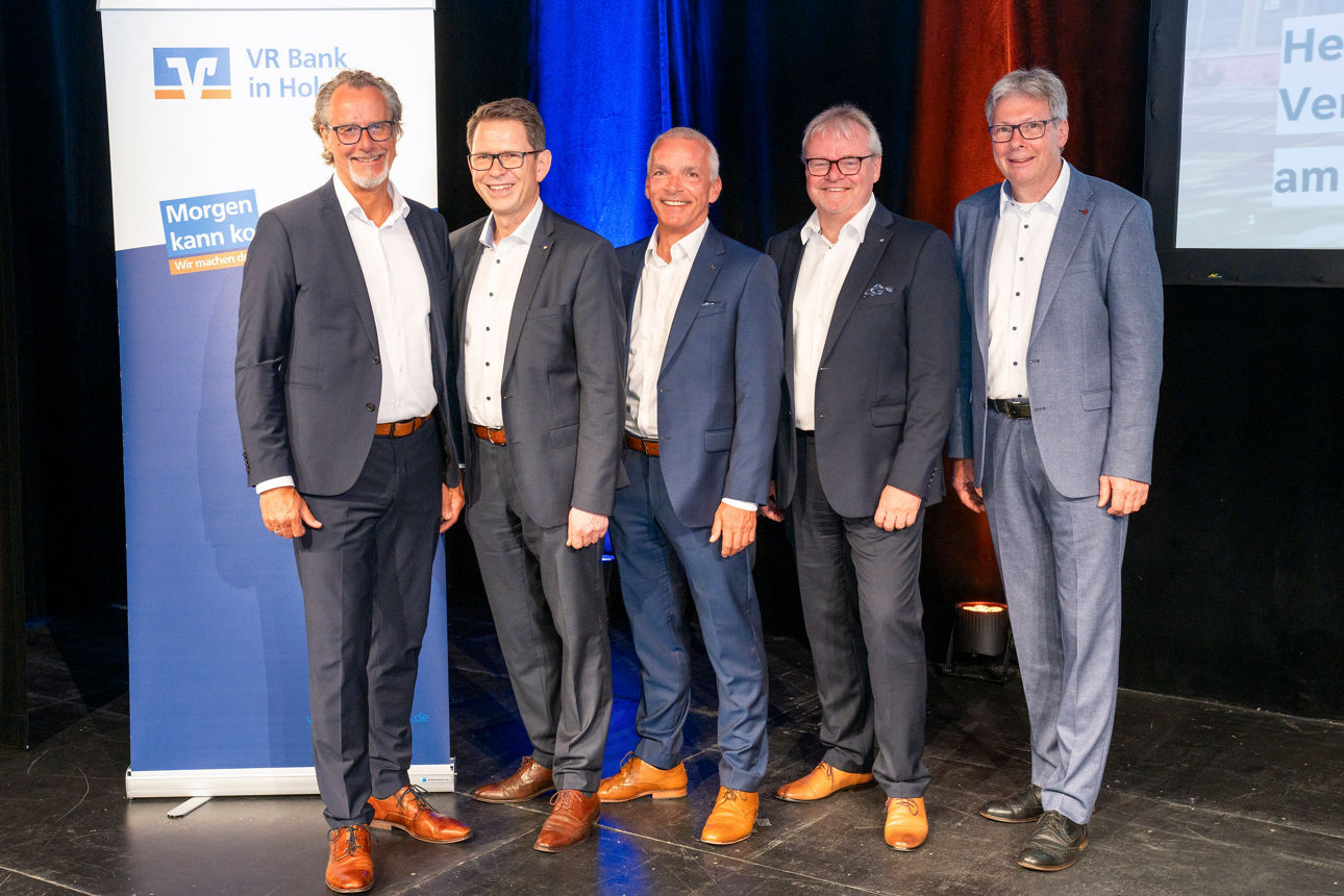Gruppenfoto des Vorstands und Aufsichtsratsvorsitzenden