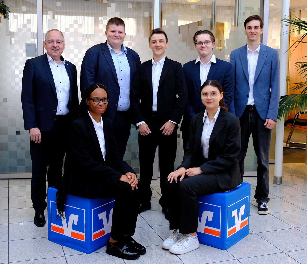 Neue Azubis der VR-Bank eG – Region Aachen mit Vorstand