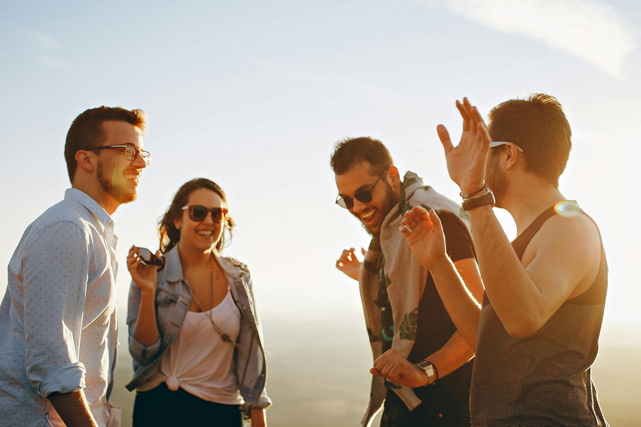 Gruppe von jungen Menschen, die zusammen Spaß unter der Sonne haben