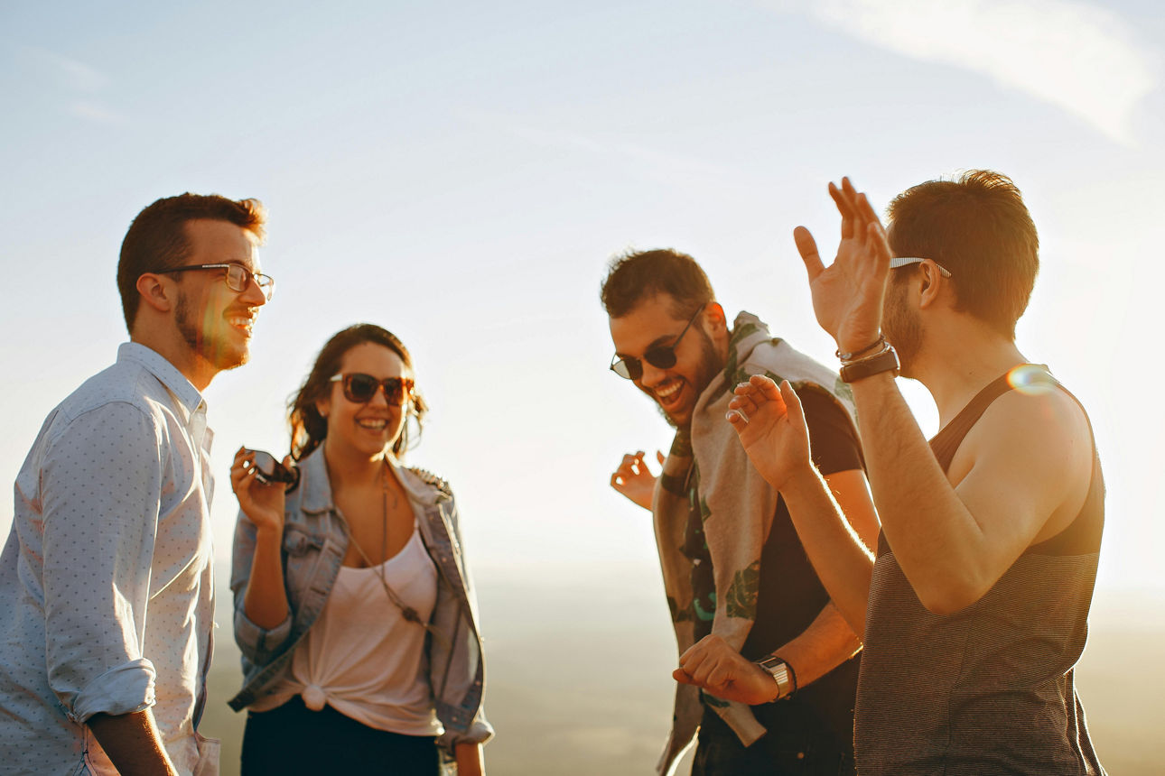 Gruppe von jungen Menschen, die zusammen Spaß unter der Sonne haben