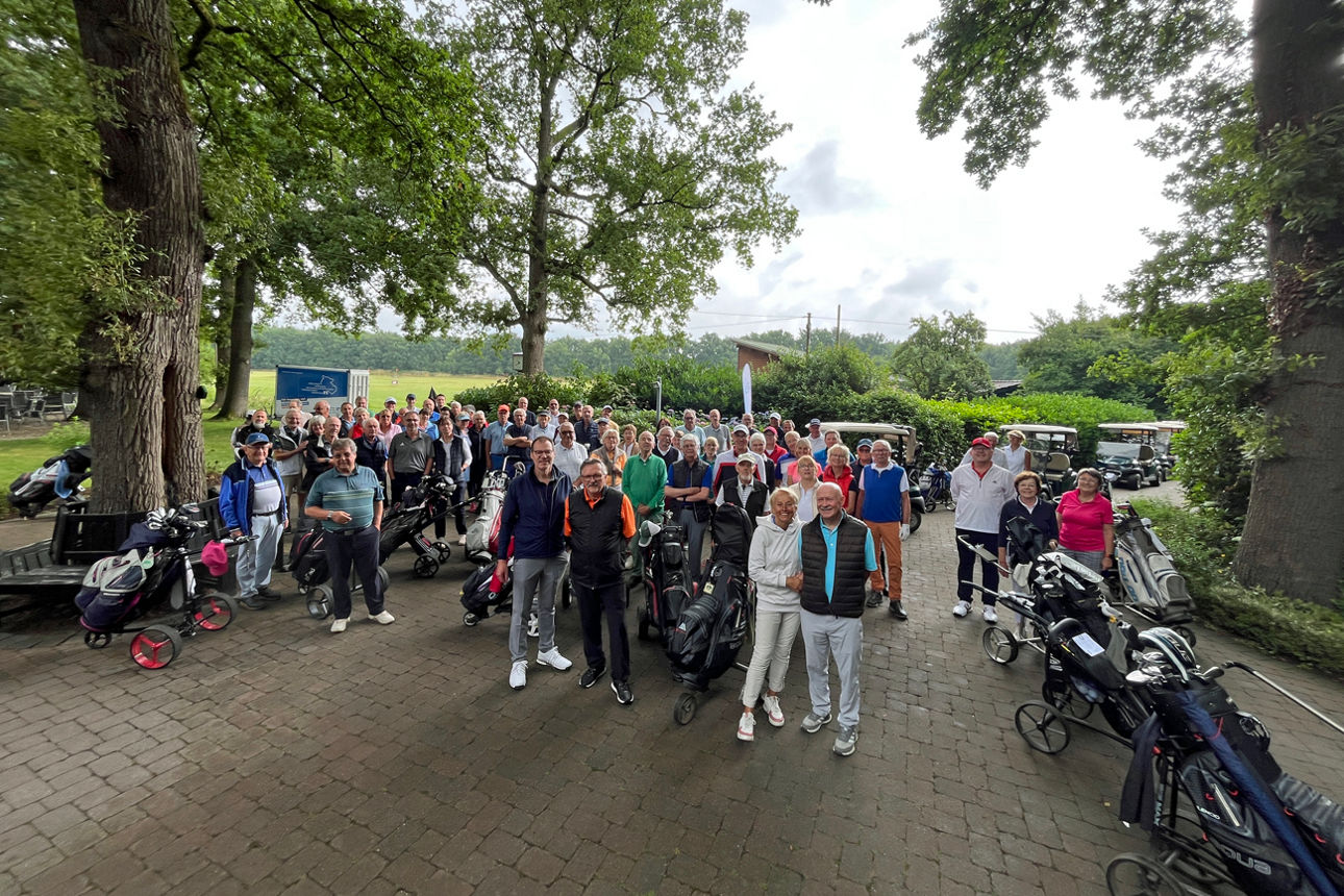 Gruppenfoto auf dem Parkplatz der Golfanlage.