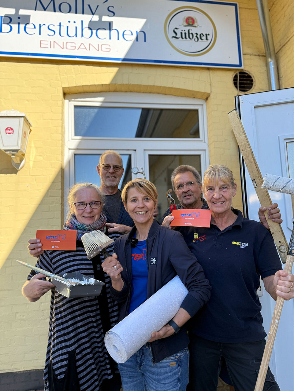 Gruppe mit Werkzeug und Spendencoupns