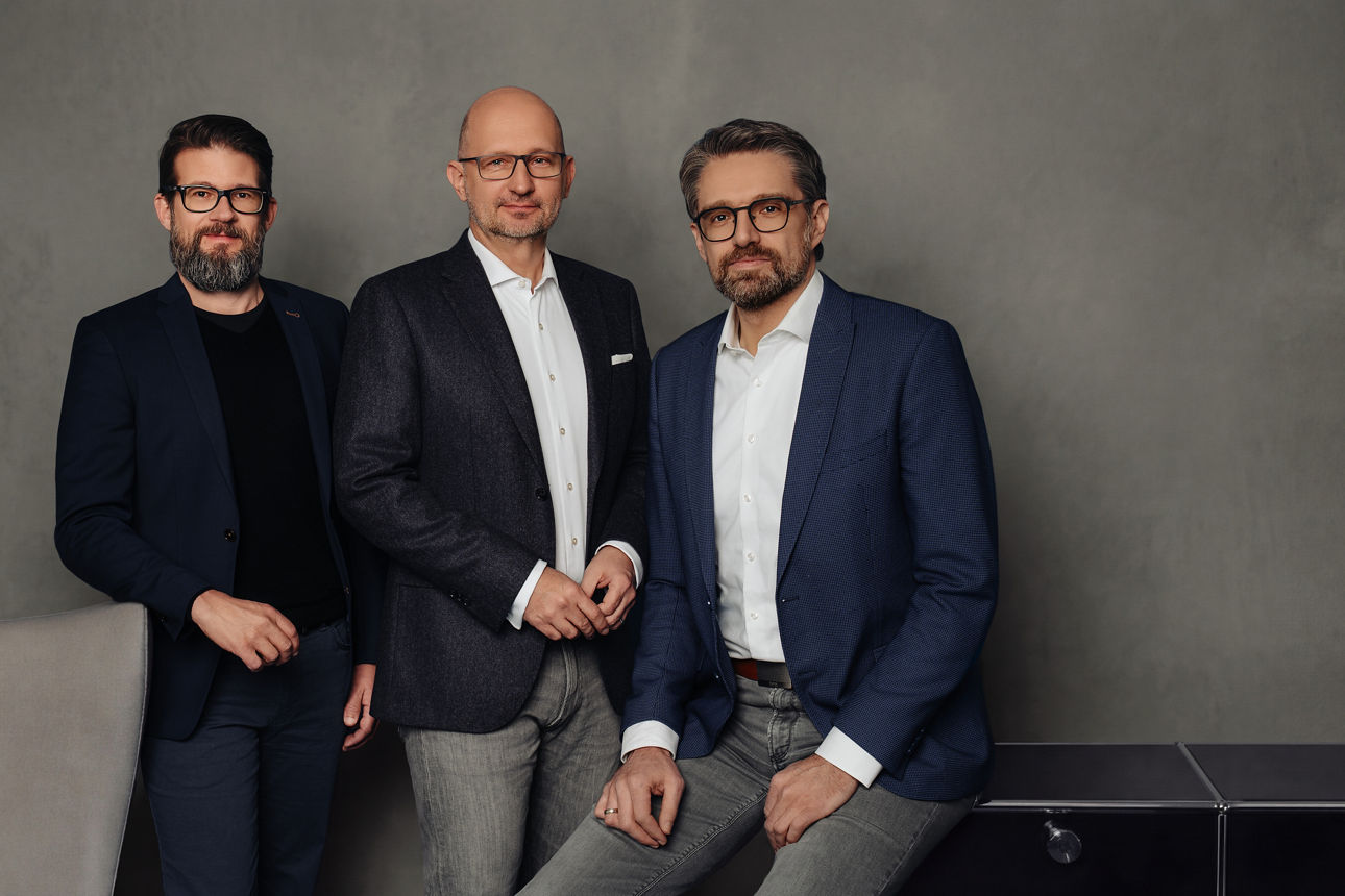 Das Bild zeigt drei Männer, den Vorstand der Sparda-Bank Hannover eG