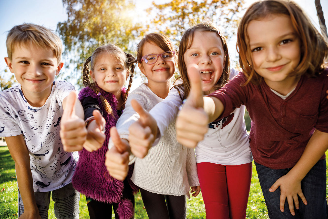 Gruppe Kinder, die einen Daumen hoch zeigen