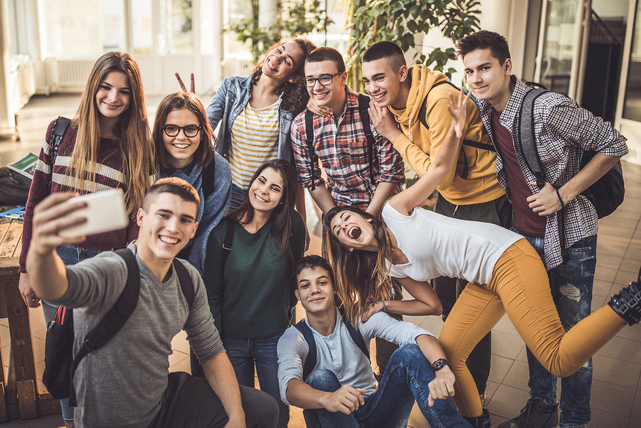 Eine Gruppe aus zehn jungen Erwachsenen macht ein Selfie