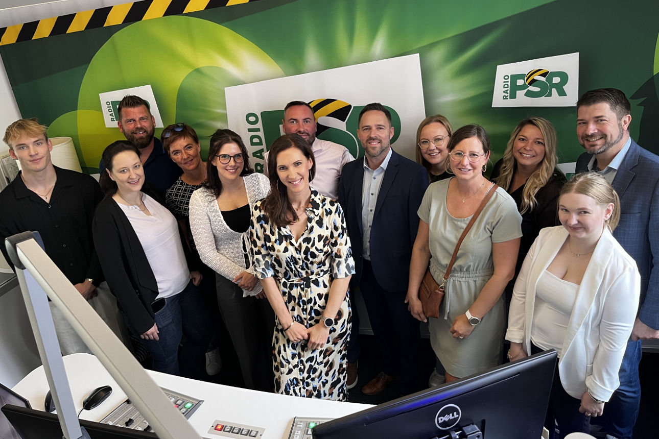 Eine Gruppe Menschen im Radio PSR Studio