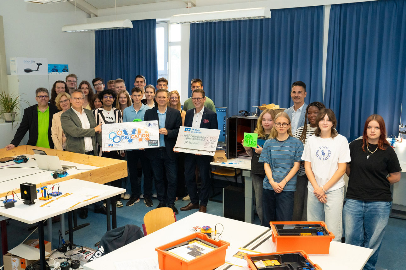 Gruppenfoto mit Lehrern Schülern und Mitarbeitern der Bank an der Jürgen-Fuhlendorf-Schule 