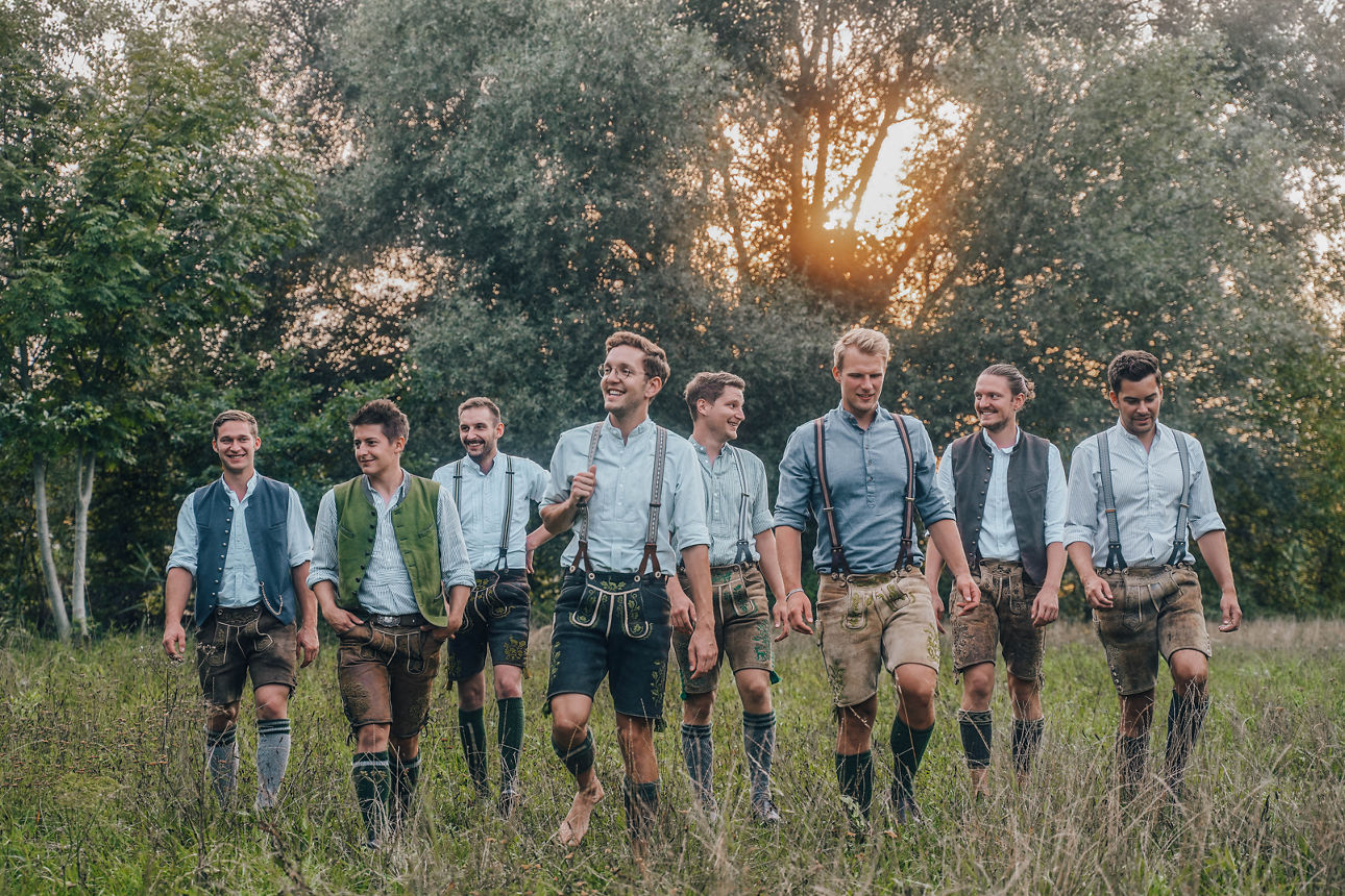 Band "Saustoimusi" auf einer Wiese