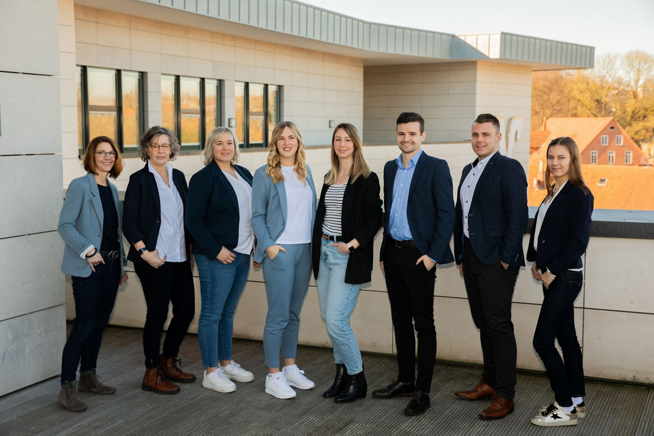 Teambild Mitarbeiter VBI auf Dachterasse Volksbank