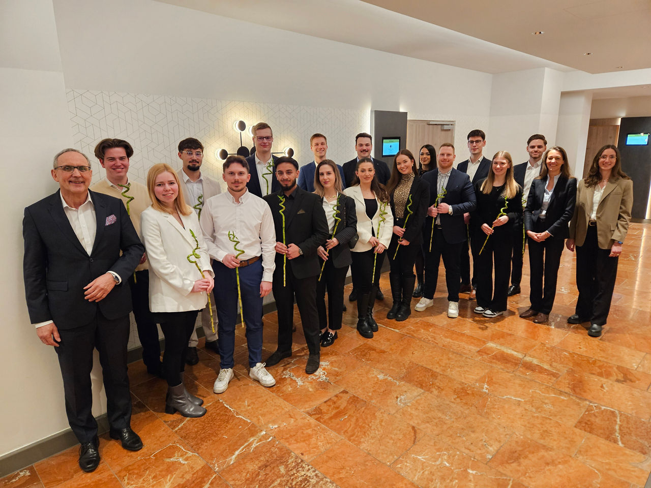 Jürgen wache (links, Sophia Hohmann (rechts) und Julia Glöckner (2. Von rechts) gratulieren den ehemaligen Azubis zur bestand