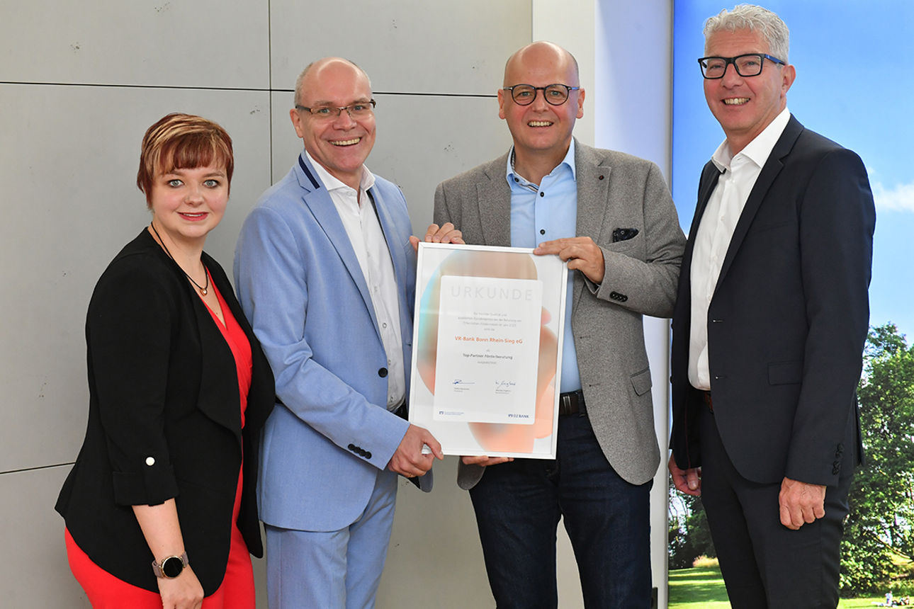 Übergabe der Urkunde zum Top-Partner der Förderberatung von der DZ Bank