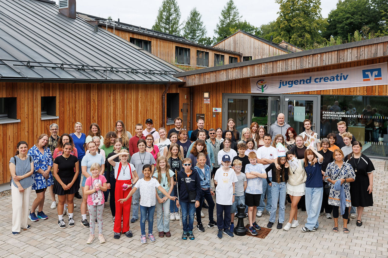 Gruppenbild: Aaron Geiß (Zweite Reihe von vorne im schwarzen T-Shirt) mit den Teilnehmerinnen und Teilnehmern der Bundespreisträgerakadmie in Bayern.