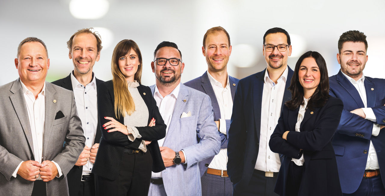 Zwei Männer unterhalten sich in einer Werkshalle