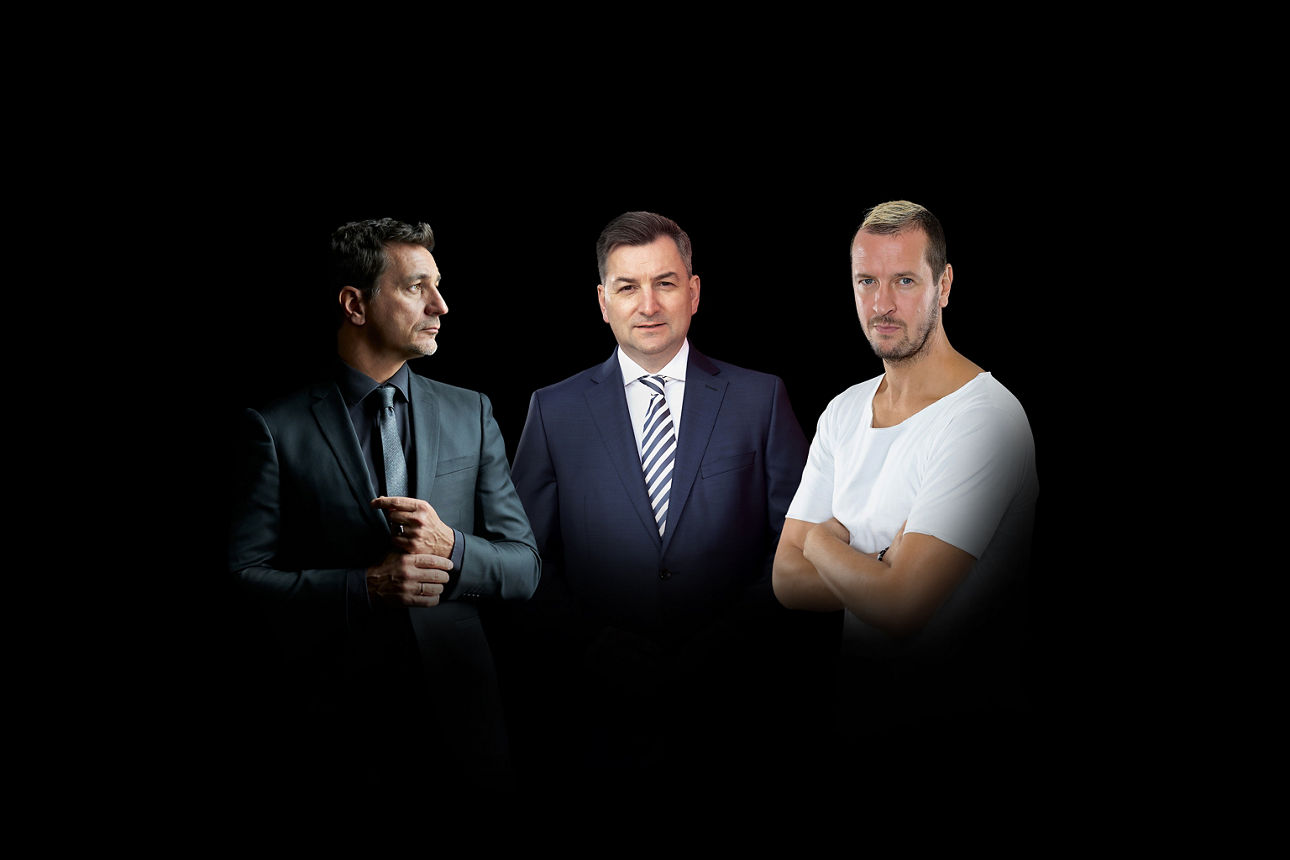 Drei Männer vor einem schwarzem Hintergrund