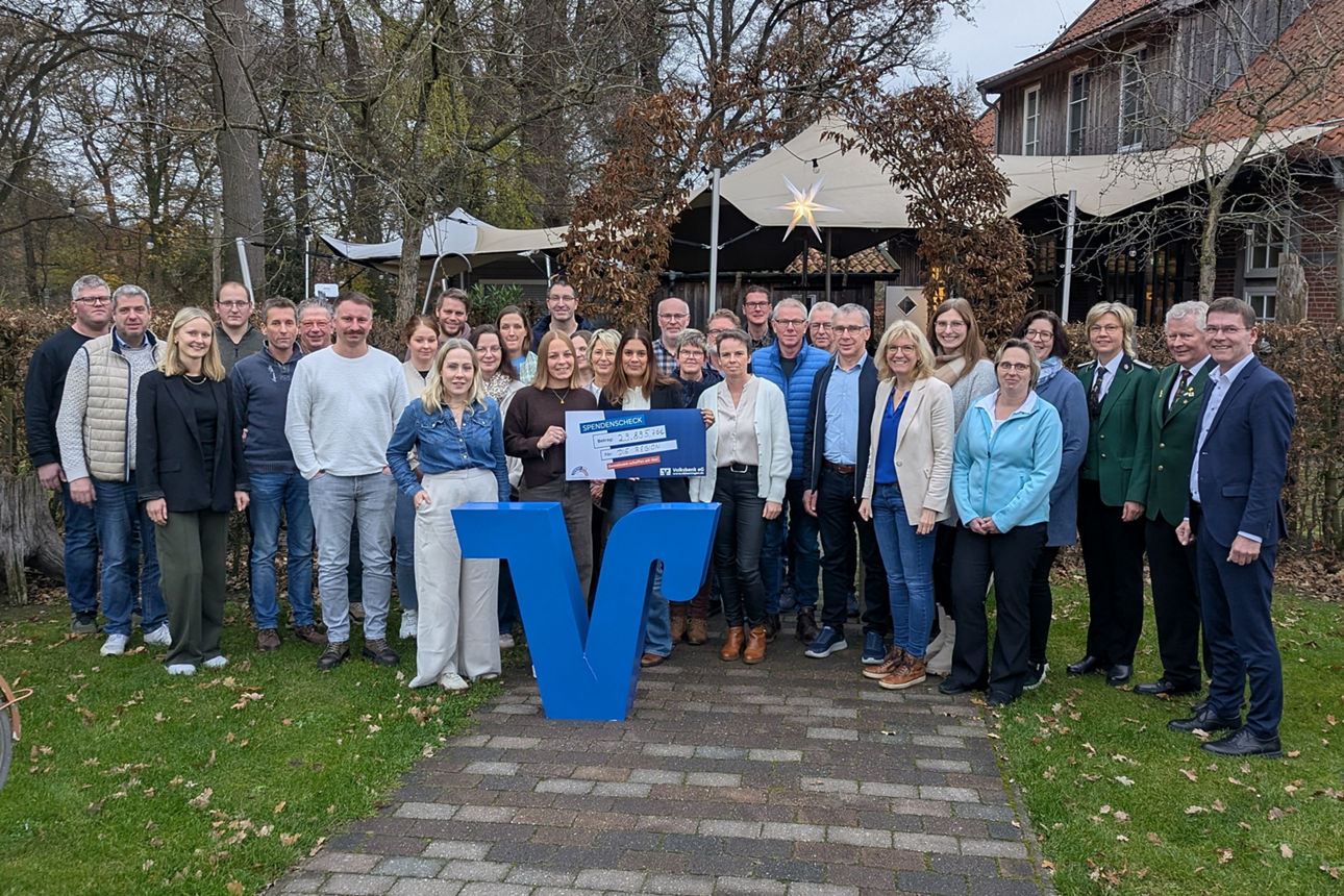 Gruppenfoto der Spendenübergabe an die Vereine