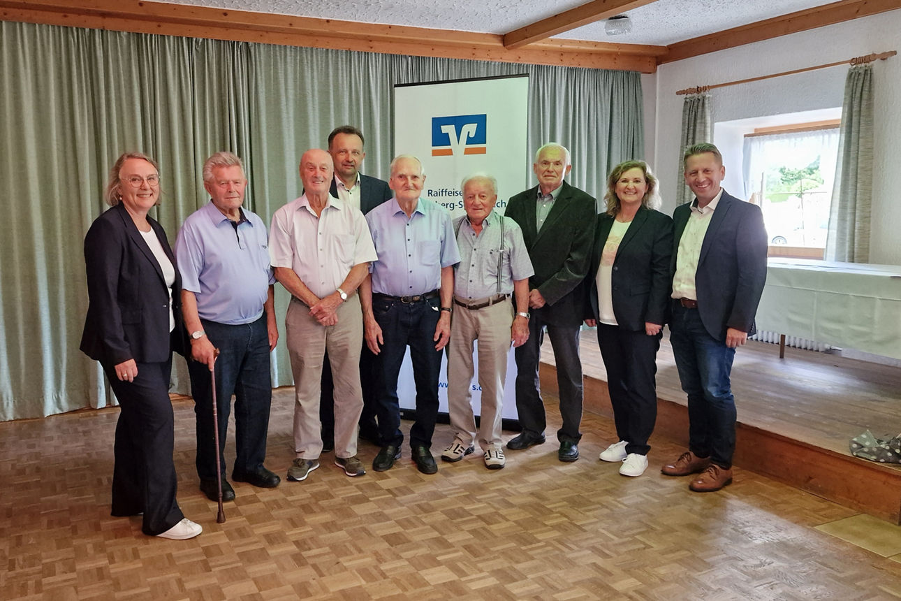 Menschengruppe bestehen aus den Vorständen, Aufsichtsratsvorsitzendem und den zu ehrenden Mitgliedern für 60 Jahre