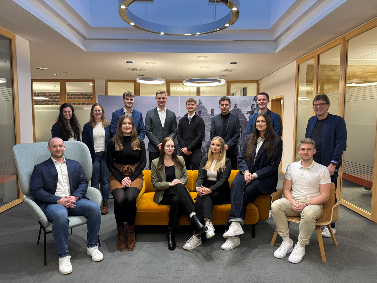 14 Personen bei Gruppenfoto zum Ausbildungende