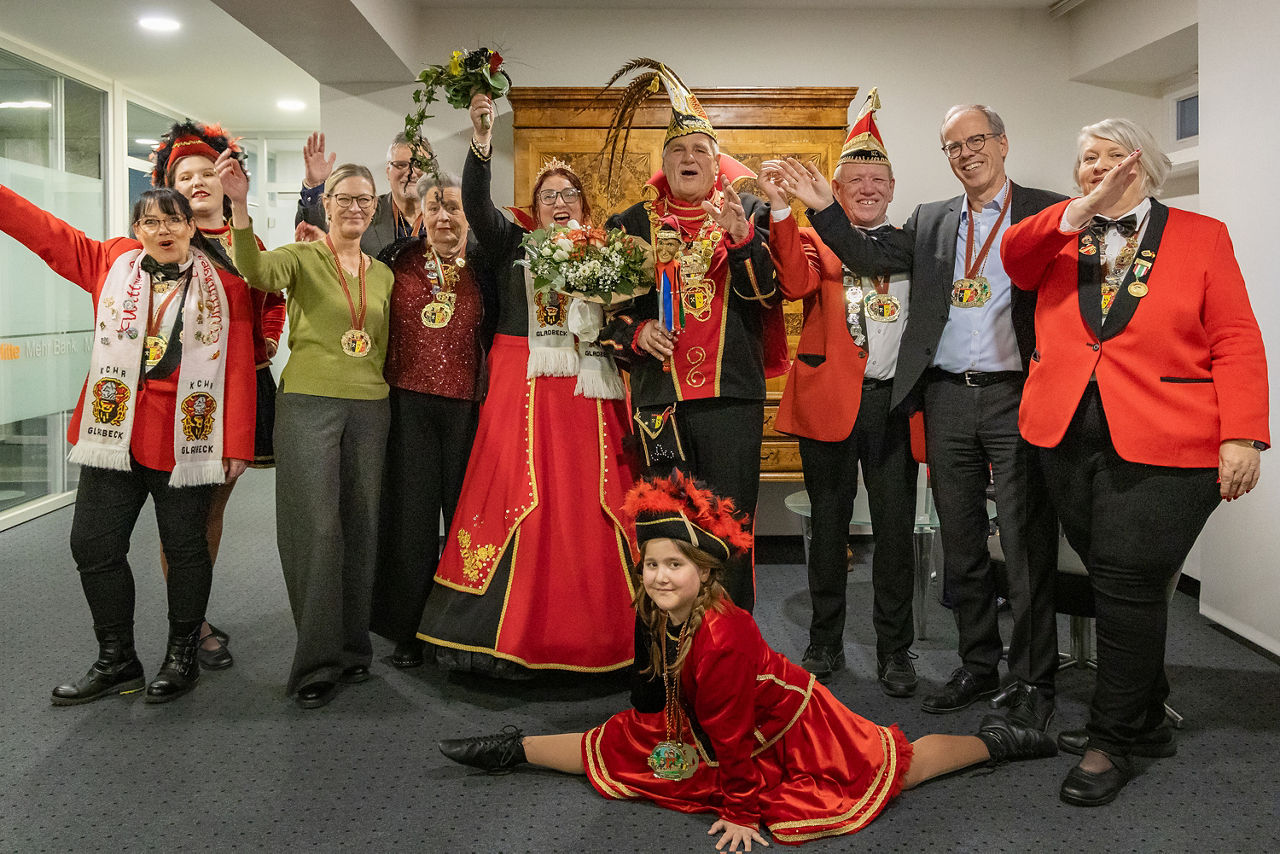 Gruppenaufnahme der Karnevalstruppe Wittringer Ritter aus Gladbeck mit Vertretern der Volksbank Ruhr Mitte: Vorstand Ingo Abrahams, Niederlassungsleiterin Barbara Haveloh und Georg Lecher