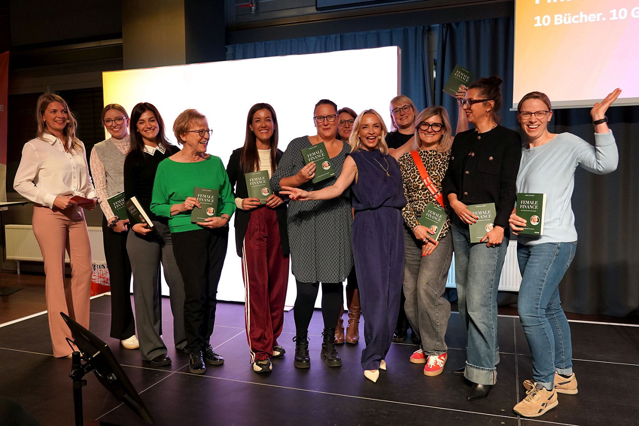 Gruppenfoto der Gewinnerinnen der Buchverlosung mit Janin Ullmann