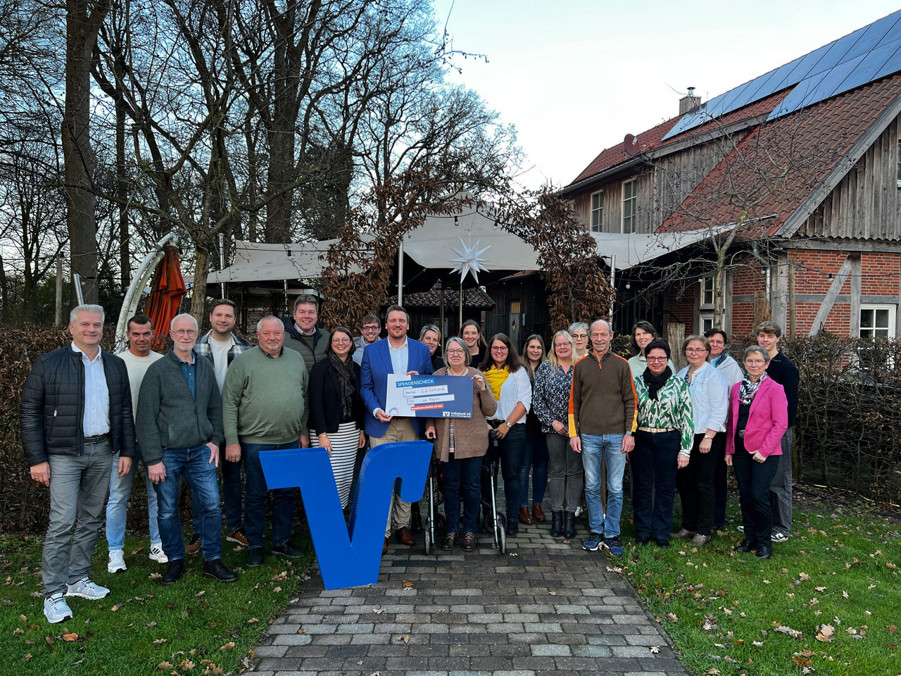 Gruppenfoto der Spendenübergabe an die Vereine