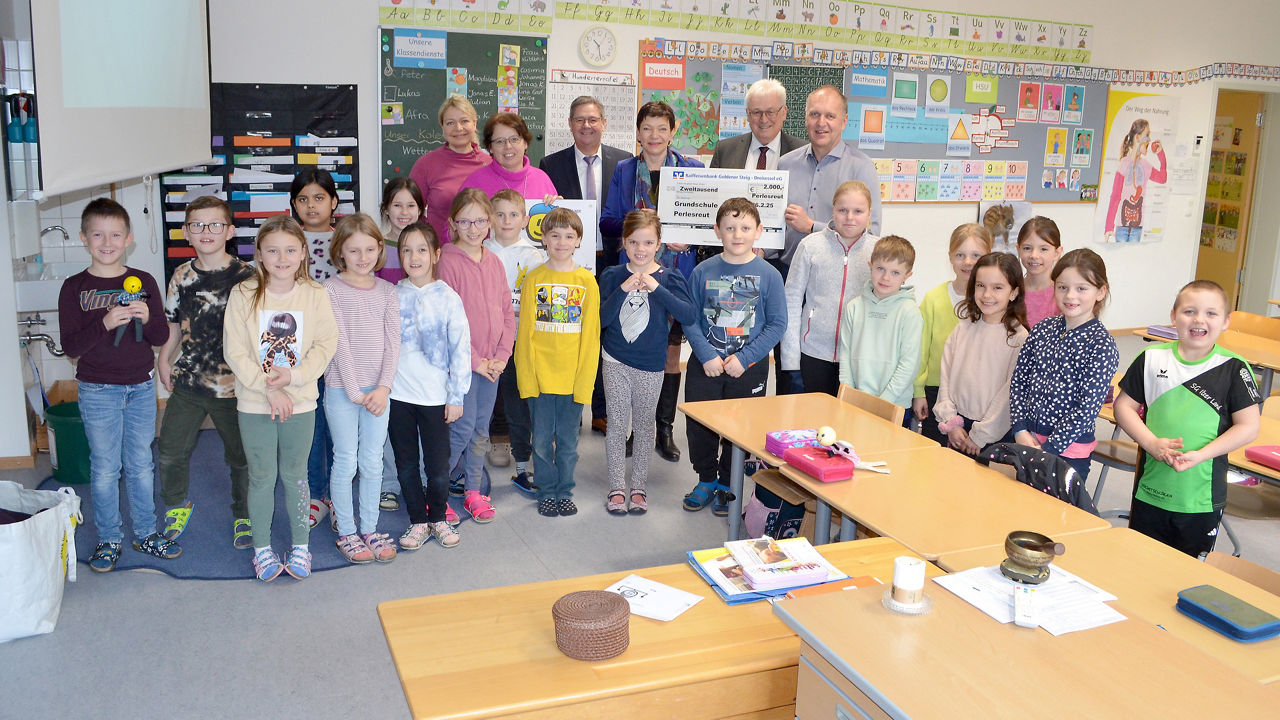 eine zweite Klasse mit Lehreren und 4 Bankmitarbeitern in einem Klassenzimmer