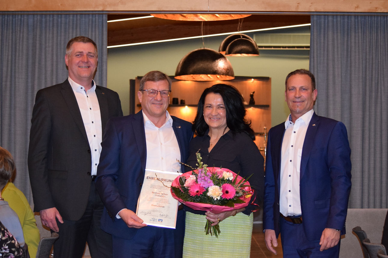 Bernhard Aichner (Mitte) mit seiner Frau Theresia Aichner und den beiden Vorstän-den