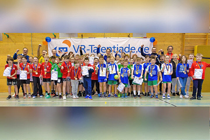 Gruppenbild der Kinder und Betreuer des Handballvereins Besigheim