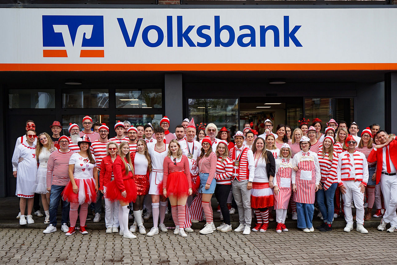 Die Mitarbeiterinnen und Mitarbeiter der Geschäftsstelle in Dülken präsentierten sich in diesem Jahr in den Farben Rot Weiß