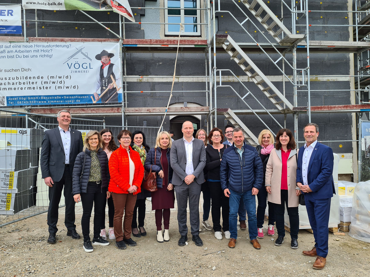 Vor der Baustelle: Vorstand und die Mitarbeiterinnen und Mitarbeiter der neuen Geschäftsstelle Gerzen.
