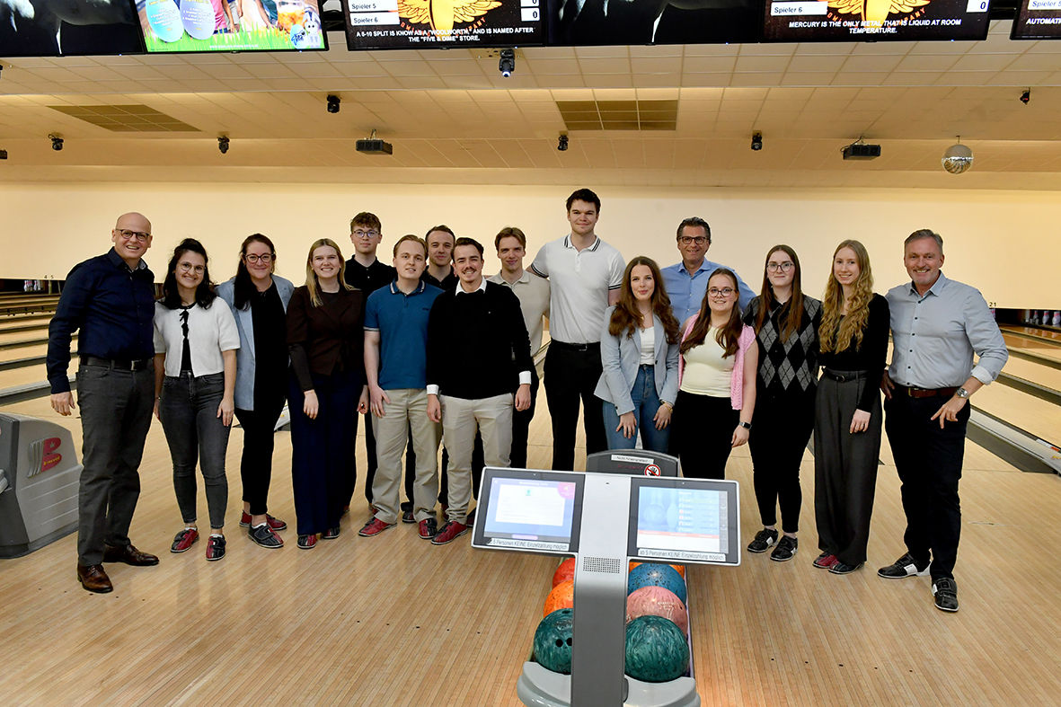 Die Vorstandsmitglieder Ralf Löbach (l.), Mathias Lutz (hinten) und Holger Hürten (r.) gemeinsam mit den Ausbildungsleiterinnen und den frischgebackenen Bankkaufleuten.