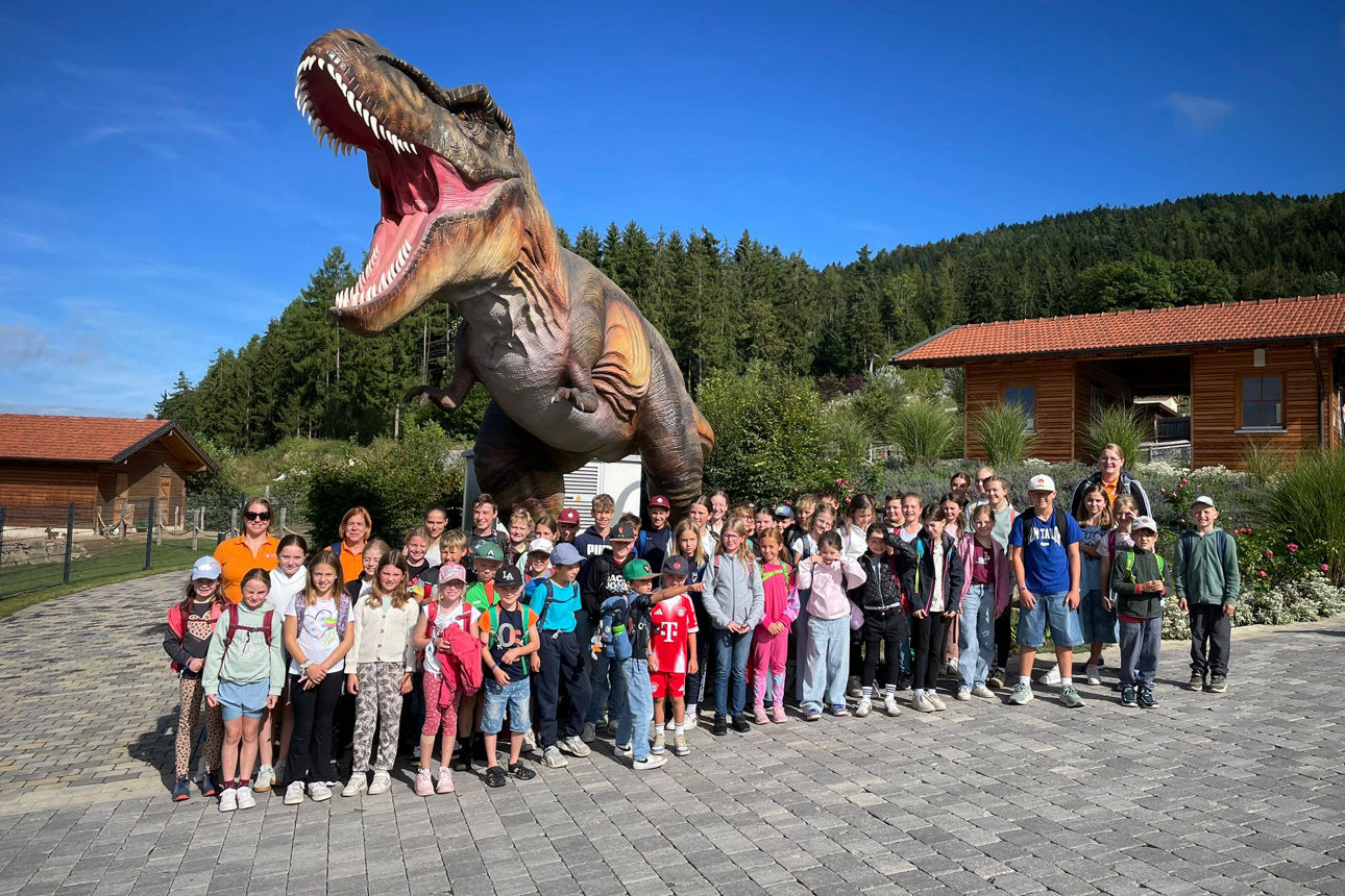 Die Kinder mit den Betreuern der VR-Bank Isar-Vils im Edelwies Natur- und Freizeitpark