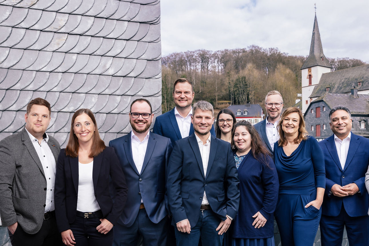 Alle Mitarbeiter der Firmenkundenberatung stehen nebeneinander auf einem Gruppenbild