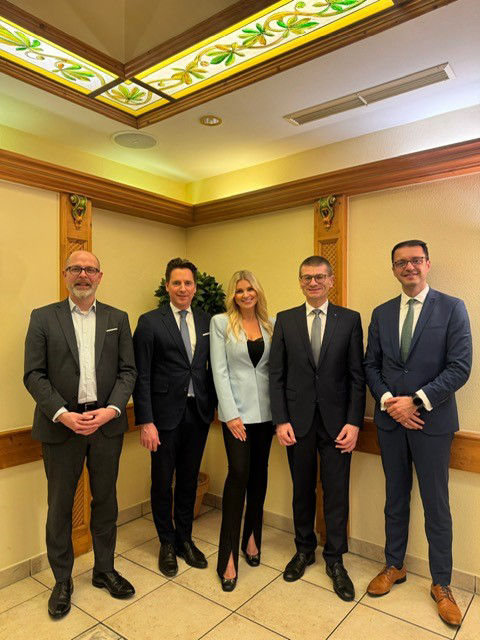 Gruppenfoto im Rahmen des Firmenkundendialogs - Dinner