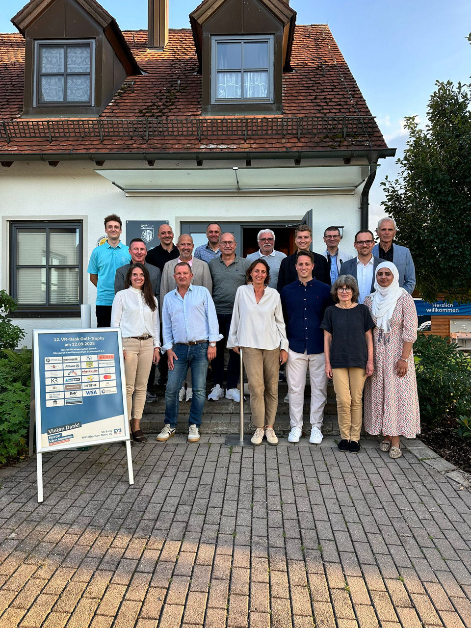 Gruppenfoto der Sponsoren (Foto: VR-Bank)