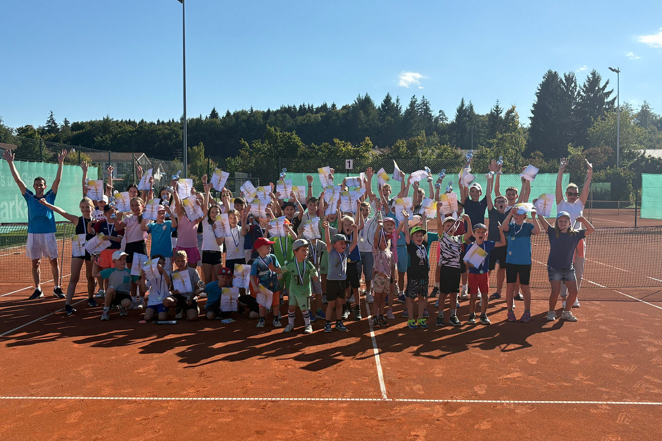 Die Kinder und Jugendlichen des TSV Türkenfeld reißen jubelnd die Arme in die Luft