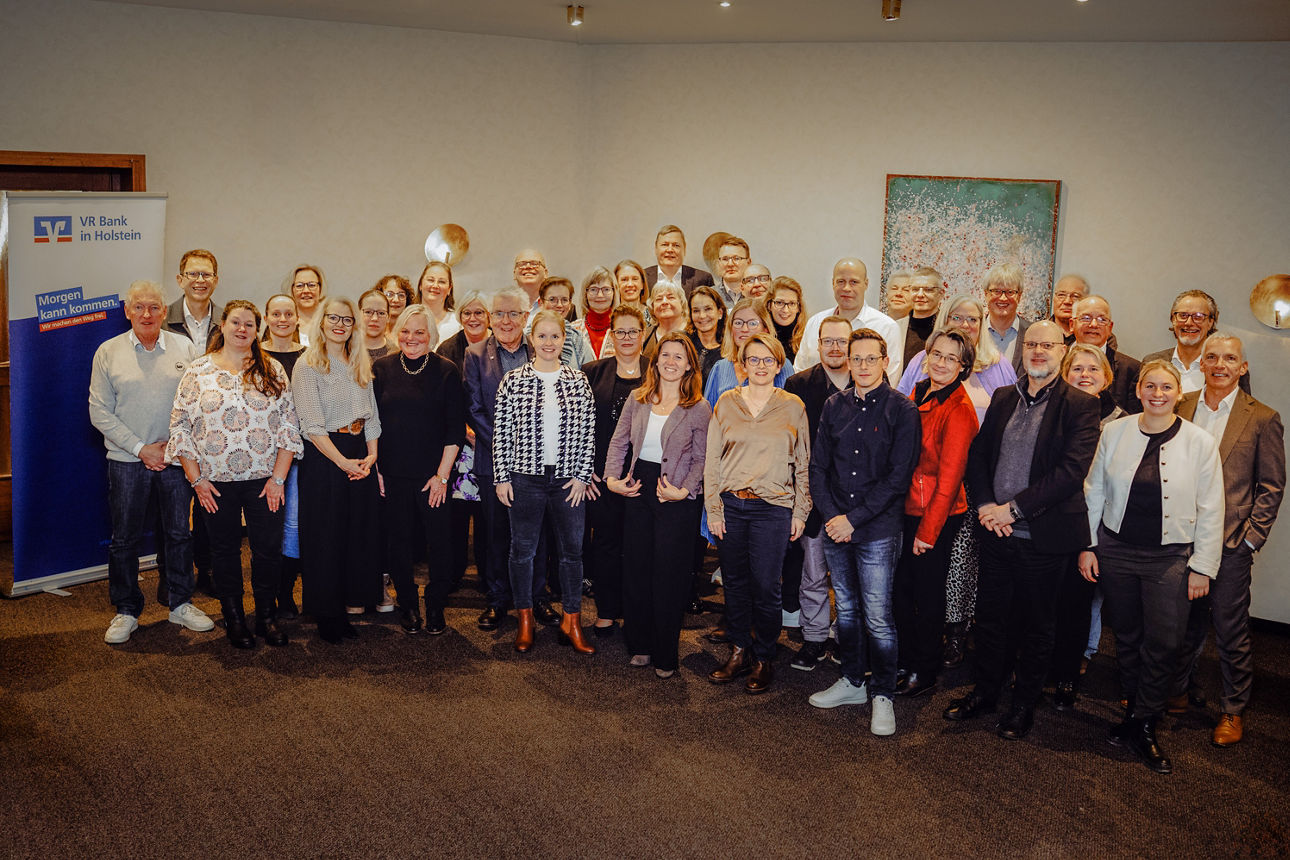 Gruppenfoto der Jubilare der VR Bank in Holstein