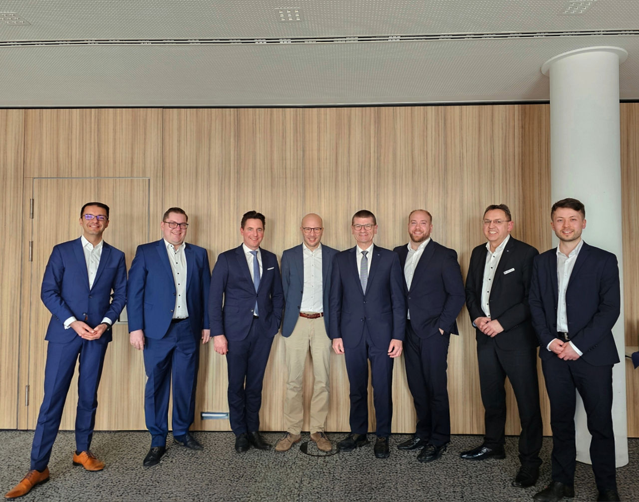 Gruppenfoto im Rahmen des Firmenkundendialogs - Livos Gruppe