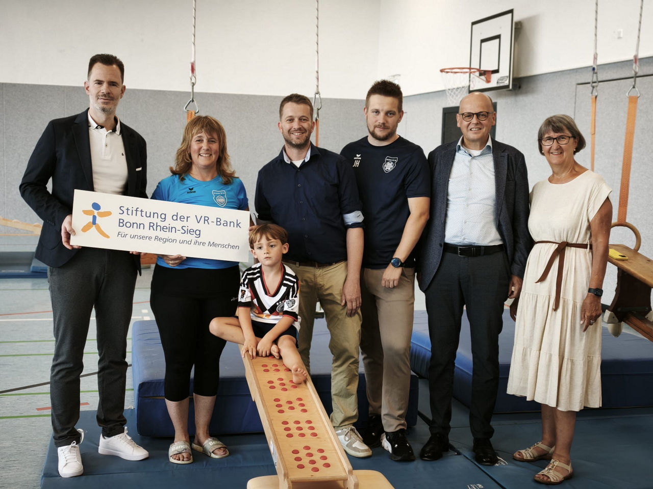 Freuten sich über die Förderung für neue Sportgeräte in den Turnhallen von Schönenberg und Ruppichteroth (v.l.n.r.): Thomas Biallas, Marktbereichsdirektor unserer VR-Bank Bonn Rhein-Sieg; Heike Schrewe, Abteilungsleiterin Breitensport; Thomas Schmidt, Vorstandsmitglied; Jonas Horst, Abteilungsleiter Jugend, Vorstandsmitglied Ralf Löbach sowie Andrea Schrahe, Ansprechpartnerin Stiftung