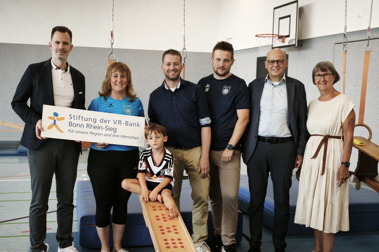 Freuten sich über die Förderung für neue Sportgeräte in den Turnhallen von Schönenberg und Ruppichteroth (v.l.n.r.): Thomas Biallas, Marktbereichsdirektor unserer VR-Bank Bonn Rhein-Sieg; Heike Schrewe, Abteilungsleiterin Breitensport; Thomas Schmidt, Vorstandsmitglied; Jonas Horst, Abteilungsleiter Jugend, Vorstandsmitglied Ralf Löbach sowie Andrea Schrahe, Ansprechpartnerin Stiftung