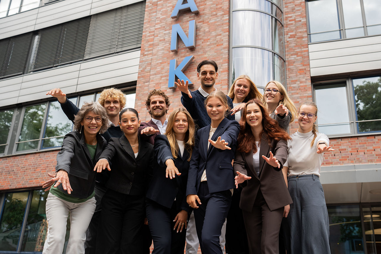 Gruppenfoto des Azubi-Jahrgangs 2026 mit Ausbildern
