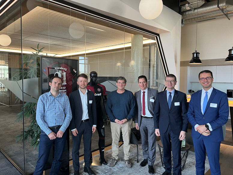 Gruppenfoto im Rahmen des Firmenkundendialogs - toolcraft