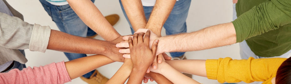 Eine vielfältige Gruppe von Menschen, die sich die Hände reichen